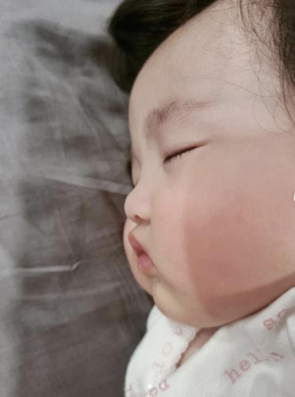 Hiếm hoi khoe ảnh con gái đầu lòng, Đông Nhi bị lật tẩy bởi chính 'ái nữ' của mình 4 Hiếm hoi khoe ảnh con gái đầu lòng, Đông Nhi bị lật tẩy bởi chính 'ái nữ' của mình 4