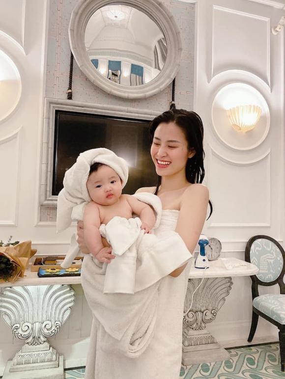 Hiếm hoi khoe ảnh con gái đầu lòng, Đông Nhi bị lật tẩy bởi chính 'ái nữ' của mình 5 Hiếm hoi khoe ảnh con gái đầu lòng, Đông Nhi bị lật tẩy bởi chính 'ái nữ' của mình 5