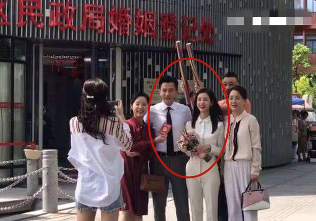 Lưu Khải Uy xuất hiện cùng cô gái lạ được cho kết hôn mới đây. Ảnh: QQ Lưu Khải Uy xuất hiện cùng cô gái lạ được cho kết hôn mới đây. Ảnh: QQ