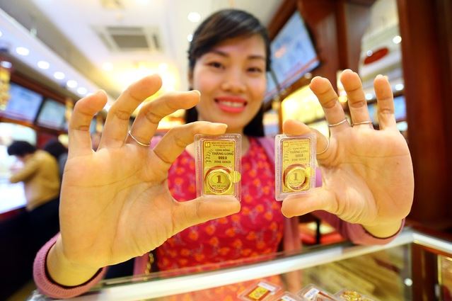 Giá vàng tuột xích thẳng đứng, chạm đáy thấp nhất 6 tháng qua 2 Giá vàng tuột xích thẳng đứng, chạm đáy thấp nhất 6 tháng qua 2