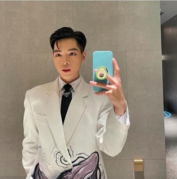 Đức Phúc khiến dân tình một phen 'lú lẫn', mắc phải 'cục sạn' khó tin khi tung ảnh selfie 3 Đức Phúc khiến dân tình một phen 'lú lẫn', mắc phải 'cục sạn' khó tin khi tung ảnh selfie 3