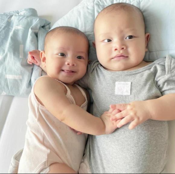 Cặp song sinh nhà Hồ Ngọc Hà càng lớn lại càng khiến dân tình 'xỉu up xỉu down' 1 Cặp song sinh nhà Hồ Ngọc Hà càng lớn lại càng khiến dân tình 'xỉu up xỉu down' 1