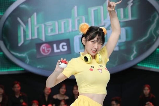 Lê Bống thường xuyên bị chỉ trích vì diện đồ được cho không phù hợp. Ảnh: Facebook Lê Bống thường xuyên bị chỉ trích vì diện đồ được cho không phù hợp. Ảnh: Facebook