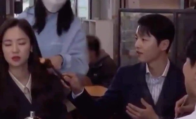Song Joong Ki tình tứ gái lạ, Song Hye Kyo bị 'réo gọi' không thương tiếc 4 Song Joong Ki tình tứ gái lạ, Song Hye Kyo bị 'réo gọi' không thương tiếc 4