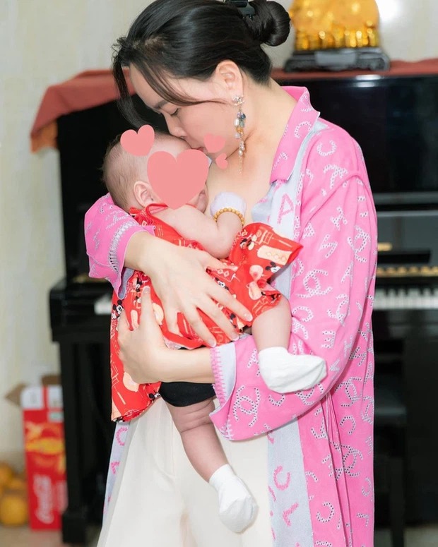 Hiếm hoi lắm mới thấy Phượng Chanel để ái nữ lộ diện, nhưng chi tiết lạ mới gây chú ý 2 Hiếm hoi lắm mới thấy Phượng Chanel để ái nữ lộ diện, nhưng chi tiết lạ mới gây chú ý 2