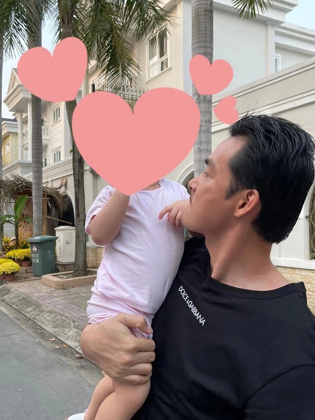 Hiếm hoi lắm mới thấy Phượng Chanel để ái nữ lộ diện, nhưng chi tiết lạ mới gây chú ý 3 Hiếm hoi lắm mới thấy Phượng Chanel để ái nữ lộ diện, nhưng chi tiết lạ mới gây chú ý 3