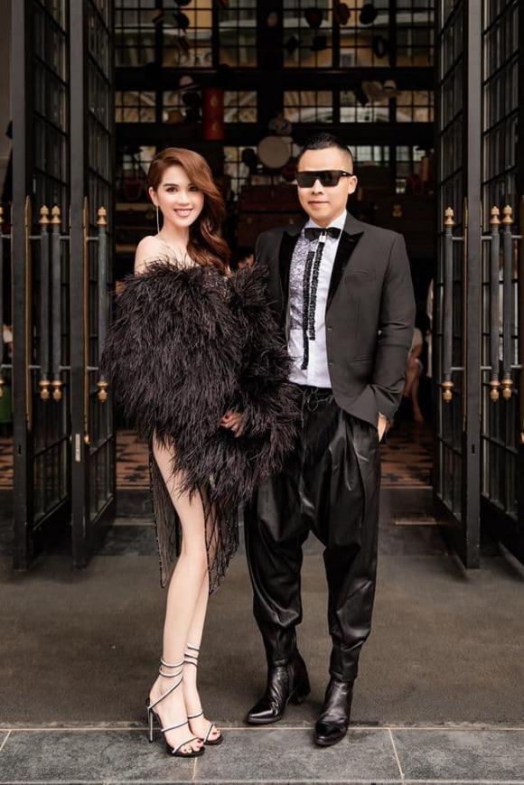 Ngọc Trinh và 'tình tinh đồn' tung ảnh kỷ niệm gần 2 thập kỷ gắn bó, vòng eo 'sắc lẹm' gây chú ý 3 Ngọc Trinh và 'tình tinh đồn' tung ảnh kỷ niệm gần 2 thập kỷ gắn bó, vòng eo 'sắc lẹm' gây chú ý 3
