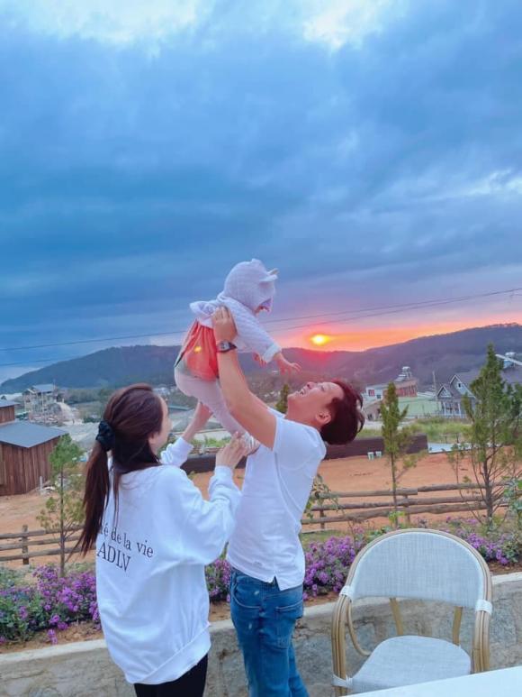 Nhã Phương chính thức bị Trường Giang cho 'ra rìa' bởi sự xuất hiện của cô gái đặc biệt này! 5 Nhã Phương chính thức bị Trường Giang cho 'ra rìa' bởi sự xuất hiện của cô gái đặc biệt này! 5