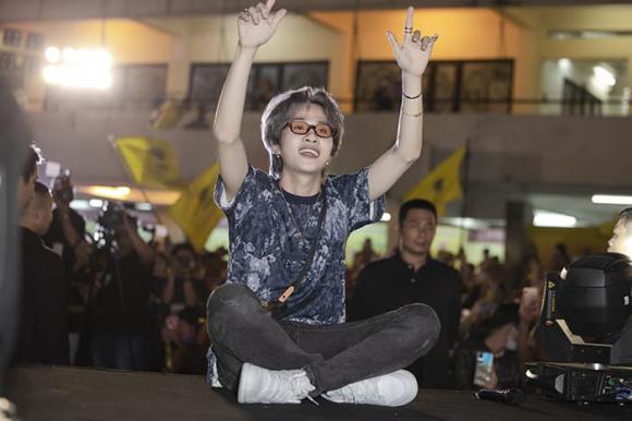 Jack bật khóc nức nở trước món quà bất ngờ mà hàng trăm fan dành tặng nhân ngày sinh nhật 1 Jack bật khóc nức nở trước món quà bất ngờ mà hàng trăm fan dành tặng nhân ngày sinh nhật 1