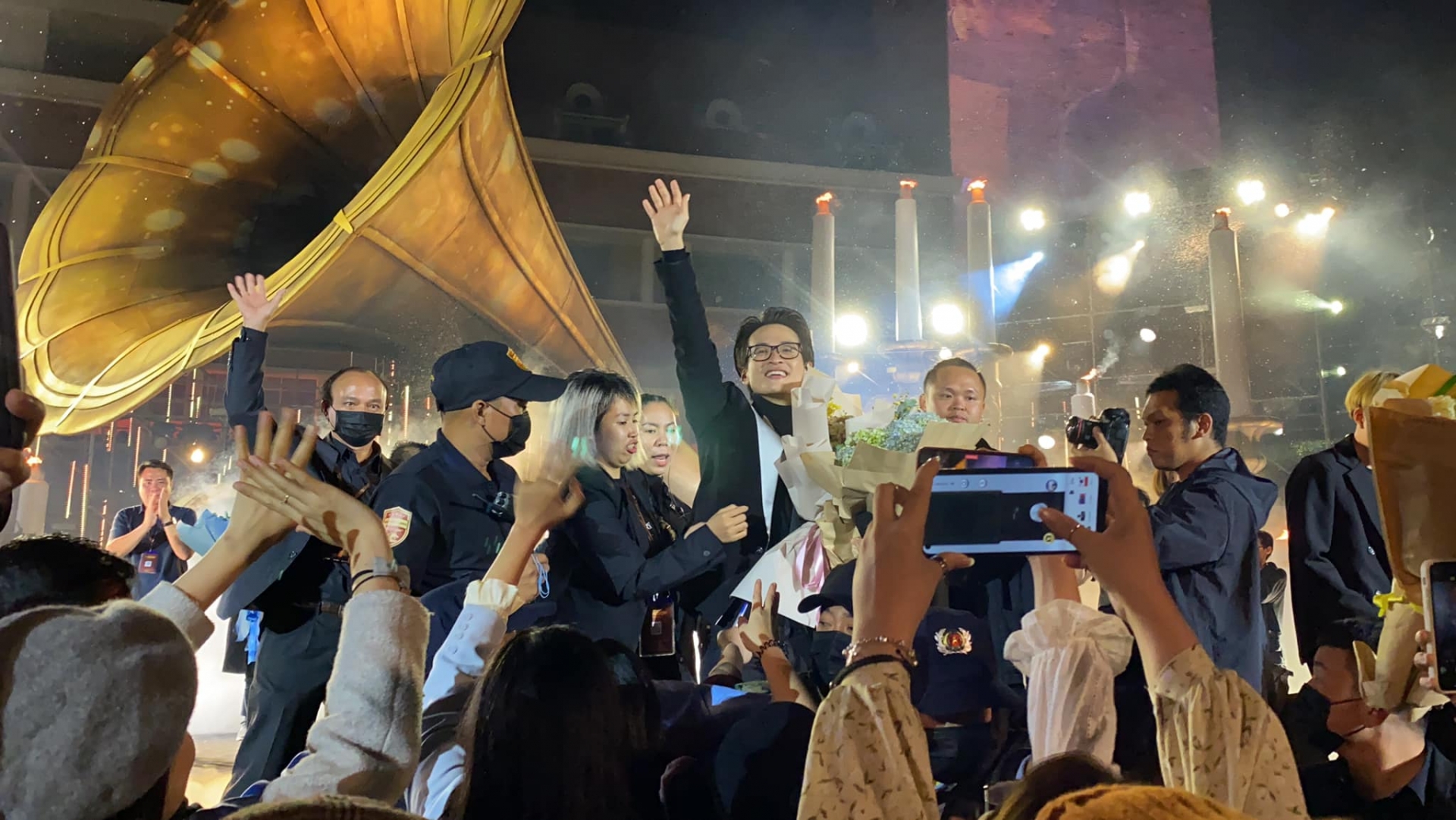 Sau đêm concert, Hà Anh Tuấn bỗng tự 'vạch áo cho người xem lưng': Là người ích kỷ 'cả thèm chóng chán' trong tình yêu 10 Sau đêm concert, Hà Anh Tuấn bỗng tự 'vạch áo cho người xem lưng': Là người ích kỷ 'cả thèm chóng chán' trong tình yêu 10