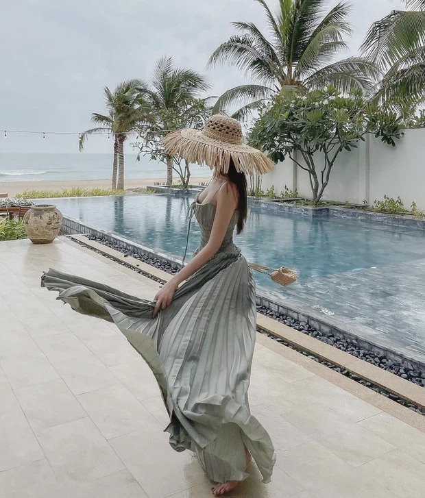 Học đòi Ngọc Trinh, Ninh Dương Lan Ngọc nhận 'cơn mưa' lời khen dù chẳng cần khoe mặt! 1 Học đòi Ngọc Trinh, Ninh Dương Lan Ngọc nhận 'cơn mưa' lời khen dù chẳng cần khoe mặt! 1