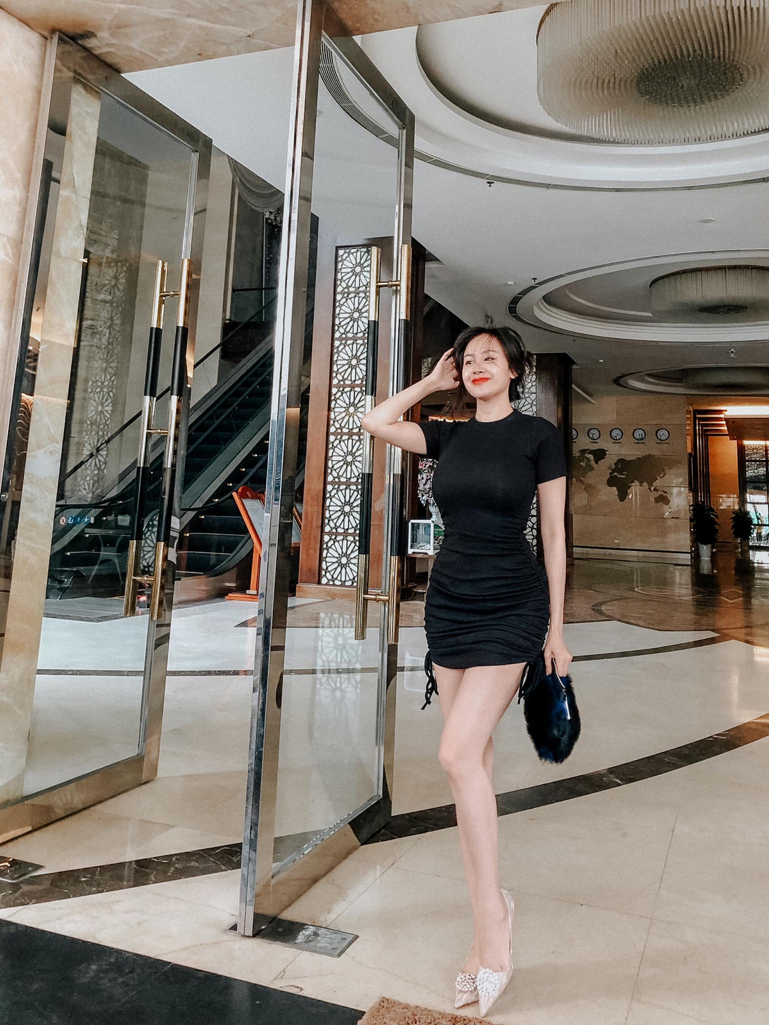Đổi gu 'kín cổng cao tường', bà Tưng Huyền Anh 'âm mưu' càn quét showbiz một lần nữa? 2 Đổi gu 'kín cổng cao tường', bà Tưng Huyền Anh 'âm mưu' càn quét showbiz một lần nữa? 2