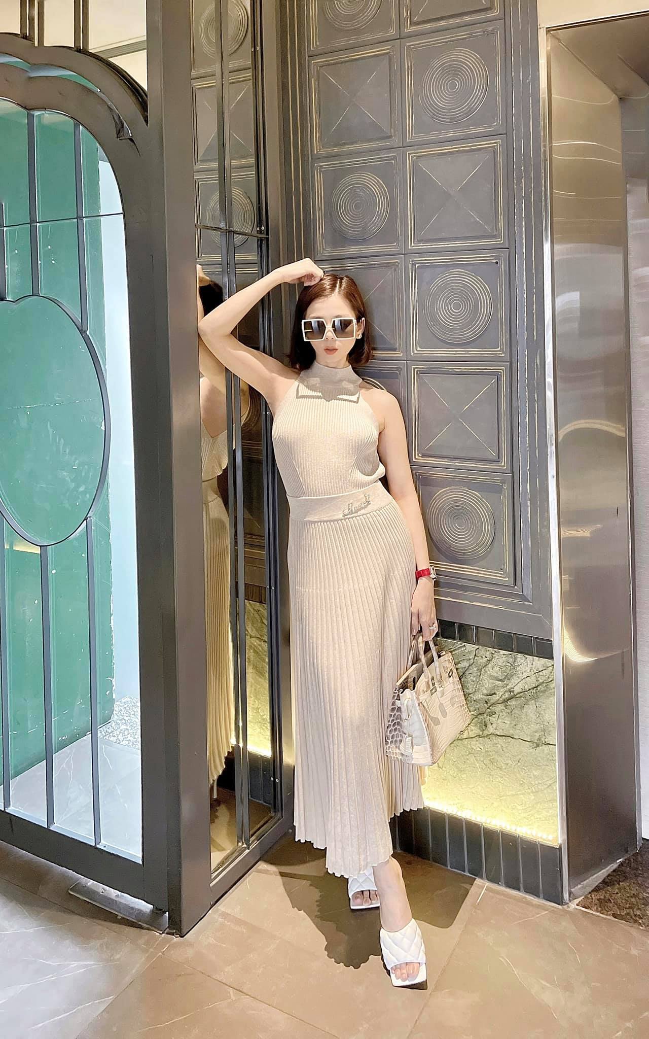 Lệ Quyên bị dân tình phản ứng khi đăng clip thả dáng một cách hơi thô thiển 3 Lệ Quyên bị dân tình phản ứng khi đăng clip thả dáng một cách hơi thô thiển 3