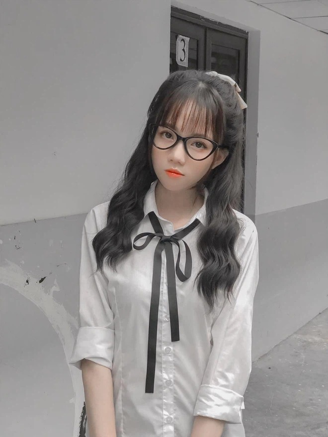 Loạt mỹ nhân của làng streamer Việt 'hoá gái ngoan' chỉ nhờ chiếc áo trắng mong manh 5 Loạt mỹ nhân của làng streamer Việt 'hoá gái ngoan' chỉ nhờ chiếc áo trắng mong manh 5