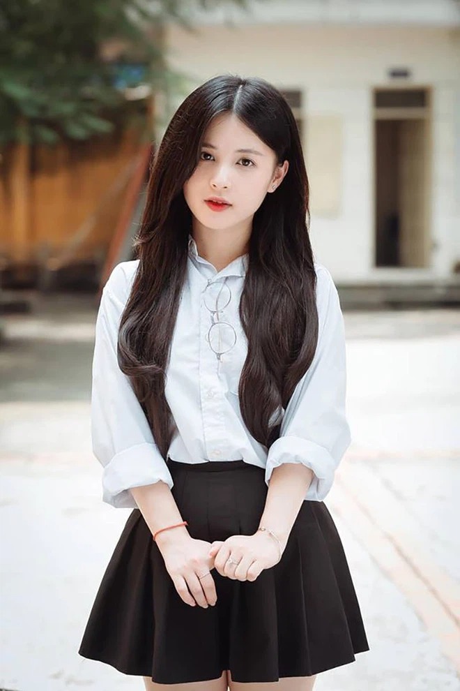 Loạt mỹ nhân của làng streamer Việt 'hoá gái ngoan' chỉ nhờ chiếc áo trắng mong manh 8