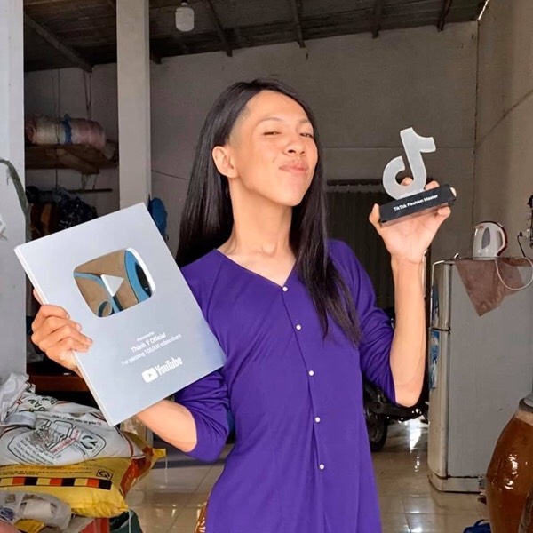 'Thánh Tiktoker' hơn 8,4 triệu follow và quá khứ tủi nhục đến bật khóc 2 'Thánh Tiktoker' hơn 8,4 triệu follow và quá khứ tủi nhục đến bật khóc 2