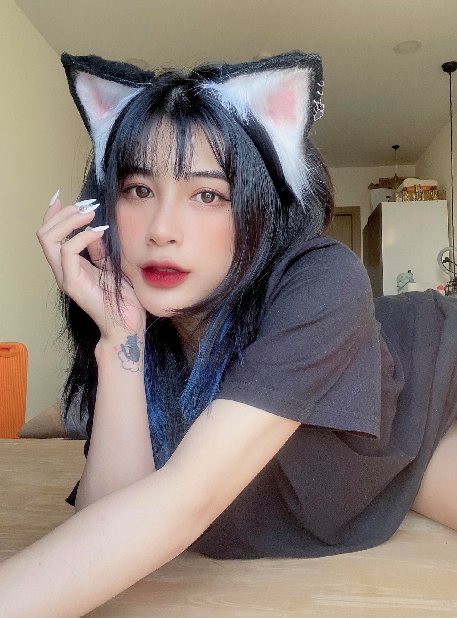 'Cô búp bê' của làng streamer Quỳnh Ami muối mặt vì chiếc áo 'phản chủ' sau pha tạo dáng khó đỡ 1 'Cô búp bê' của làng streamer Quỳnh Ami muối mặt vì chiếc áo 'phản chủ' sau pha tạo dáng khó đỡ 1