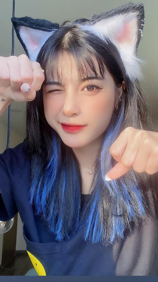 'Cô búp bê' của làng streamer Quỳnh Ami muối mặt vì chiếc áo 'phản chủ' sau pha tạo dáng khó đỡ 2 'Cô búp bê' của làng streamer Quỳnh Ami muối mặt vì chiếc áo 'phản chủ' sau pha tạo dáng khó đỡ 2