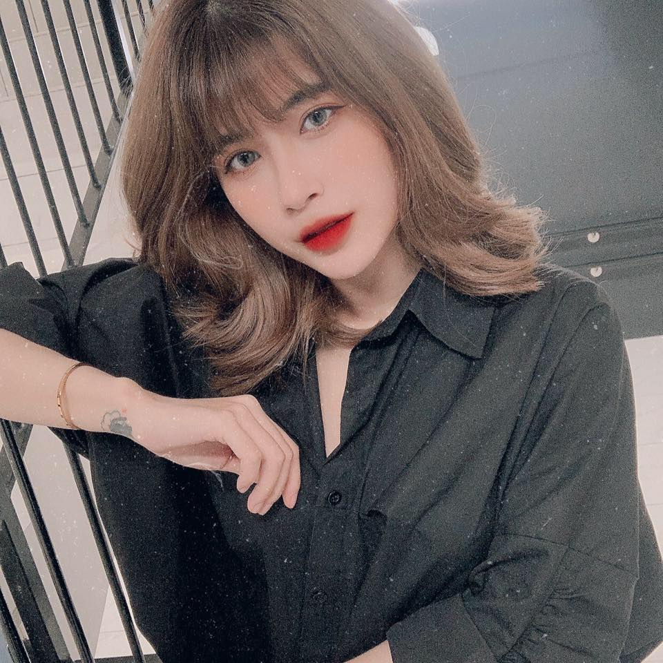 'Cô búp bê' của làng streamer Quỳnh Ami muối mặt vì chiếc áo 'phản chủ' sau pha tạo dáng khó đỡ 3 'Cô búp bê' của làng streamer Quỳnh Ami muối mặt vì chiếc áo 'phản chủ' sau pha tạo dáng khó đỡ 3