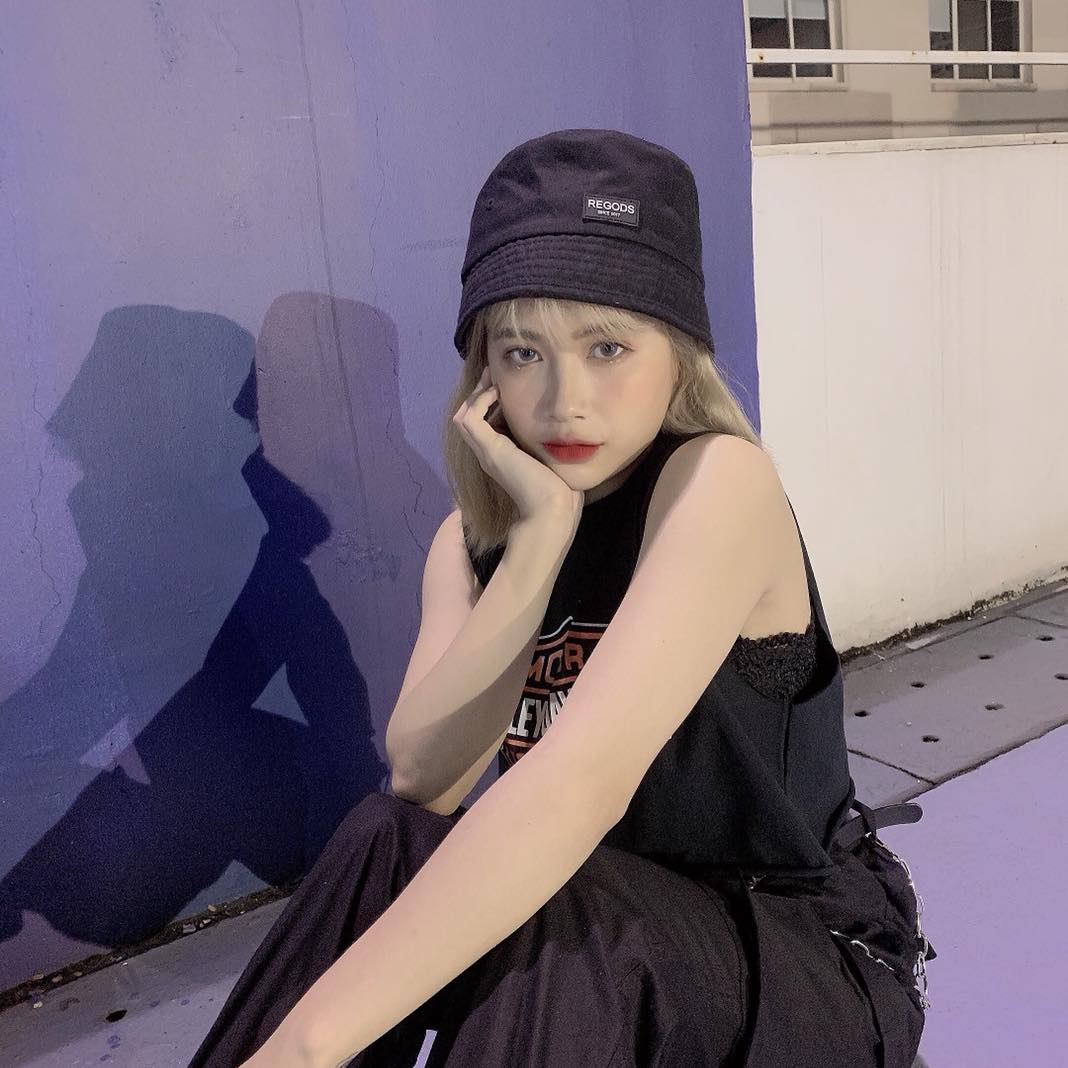 'Cô búp bê' của làng streamer Quỳnh Ami muối mặt vì chiếc áo 'phản chủ' sau pha tạo dáng khó đỡ 4 'Cô búp bê' của làng streamer Quỳnh Ami muối mặt vì chiếc áo 'phản chủ' sau pha tạo dáng khó đỡ 4
