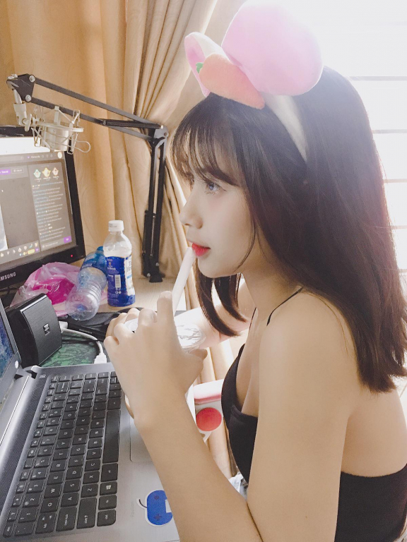 Hot streamer Quỳnh Ami tận dụng tối đa lợi thế góc nghiêng để khoe nhan sắc cực phẩm 3 Hot streamer Quỳnh Ami tận dụng tối đa lợi thế góc nghiêng để khoe nhan sắc cực phẩm 3