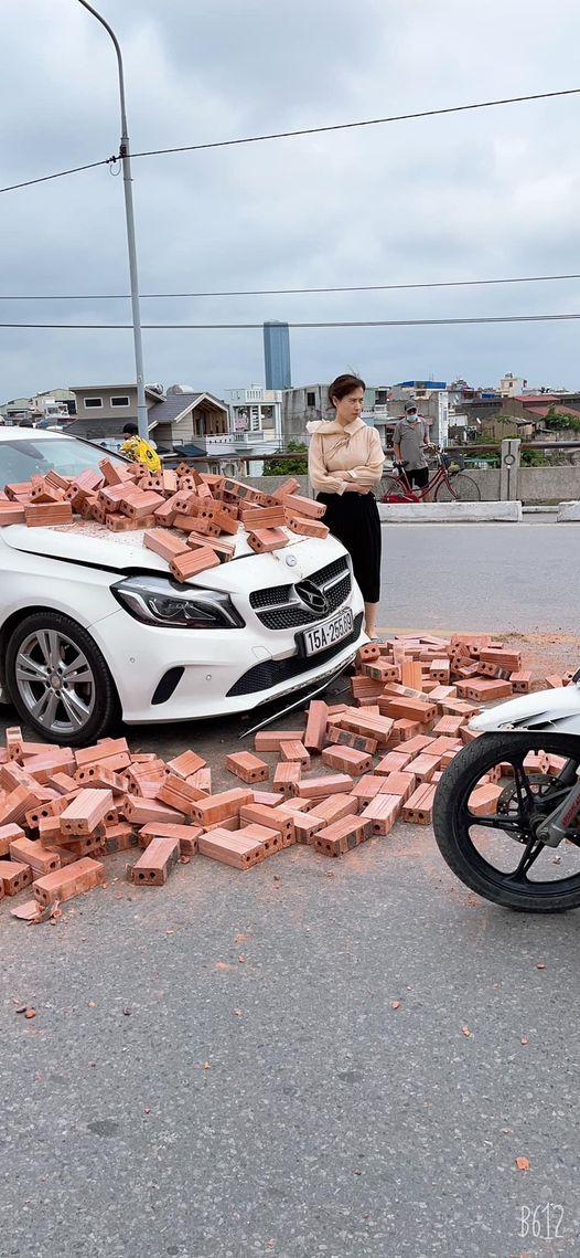 Hot nhất MXH giờ qua: Gương mặt bất lực của nữ tài xế Mercedes khi bị xích lô chở gạch làm móp đầu 1 Hot nhất MXH giờ qua: Gương mặt bất lực của nữ tài xế Mercedes khi bị xích lô chở gạch làm móp đầu 1