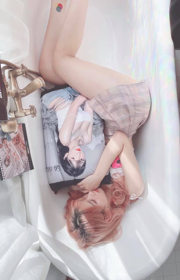Hotgirl Tiktok Lê Bống tung ảnh trong bồn tắm, nhưng bộ trang phục thiếu vải mới là tâm điểm 2 Hotgirl Tiktok Lê Bống tung ảnh trong bồn tắm, nhưng bộ trang phục thiếu vải mới là tâm điểm 2