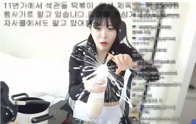 Nữ streamer với màn bóc sữa chua khiến dân tình chỉ biết đỏ mặt ngượng ngùng 1 Nữ streamer với màn bóc sữa chua khiến dân tình chỉ biết đỏ mặt ngượng ngùng 1