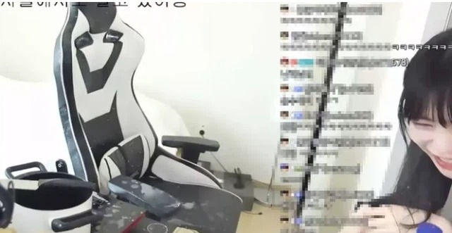 Nữ streamer với màn bóc sữa chua khiến dân tình chỉ biết đỏ mặt ngượng ngùng 2 Nữ streamer với màn bóc sữa chua khiến dân tình chỉ biết đỏ mặt ngượng ngùng 2