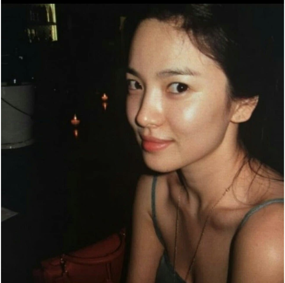 Song Hye Kyo và những lần 'xả vai' ngoan hiền, khoe bờ vai hững hờ mướt mắt 1 Song Hye Kyo và những lần 'xả vai' ngoan hiền, khoe bờ vai hững hờ mướt mắt 1