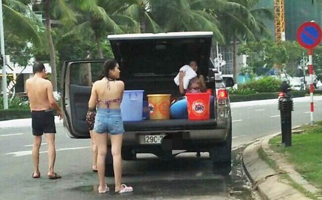 Truy tìm gia đình dừng xe bán tải, tắm tráng trên đường phố ven biển Đà Nẵng 2