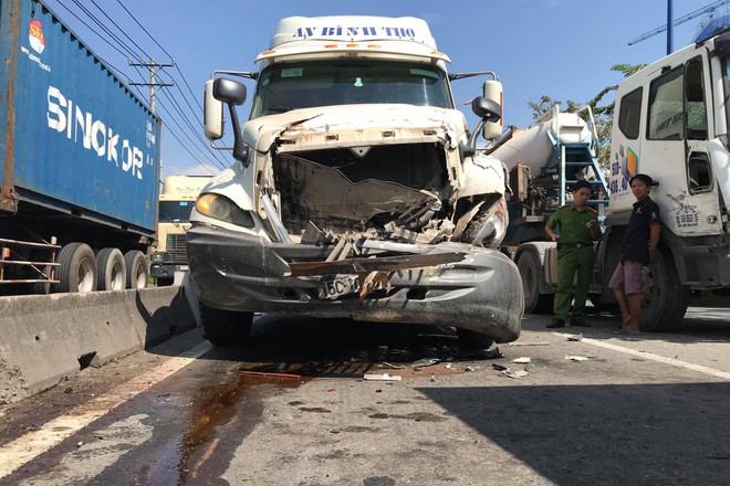 Tai nạn liên hoàn trên xa lộ Hà Nội: 5 ôtô tông nhau, 1 người tử vong 2 Tai nạn liên hoàn trên xa lộ Hà Nội: 5 ôtô tông nhau, 1 người tử vong 2