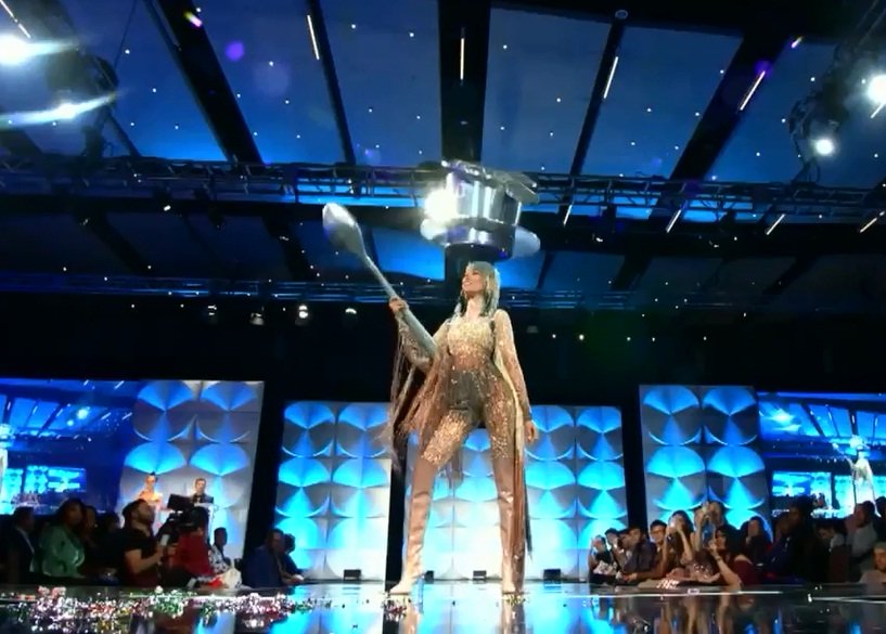 Hoàng Thùy trình diễn quốc phục 'Cafe phin sữa đá' tại Miss Universe 2019 2