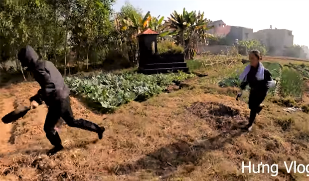 Giả 'ninja mặt đen' cầm đầu gà đi ăn xin, mẹ con bà Tân Vlog bị tẩy chay 4
