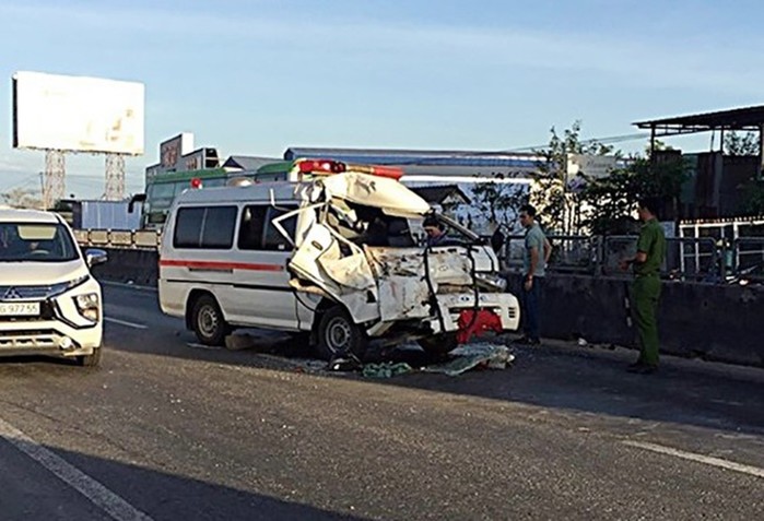 Tai nạn giao thông ngày 7/1: Xe máy va chạm liên hoàn 2 ô tô, 2 người tử vong 2