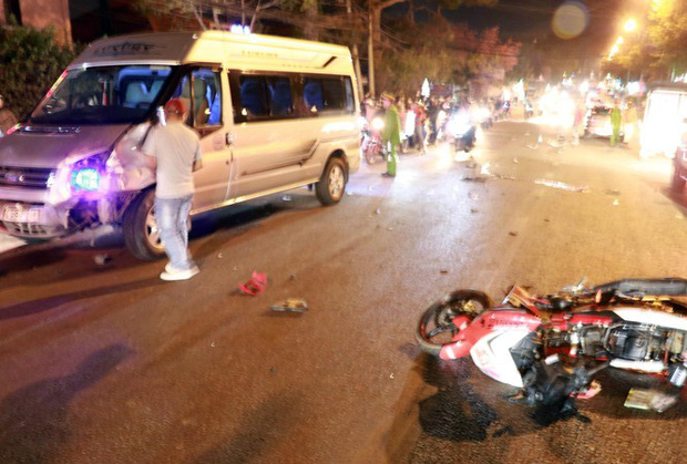 Tai nạn giao thông ngày 7/1: Xe máy va chạm liên hoàn 2 ô tô, 2 người tử vong 1