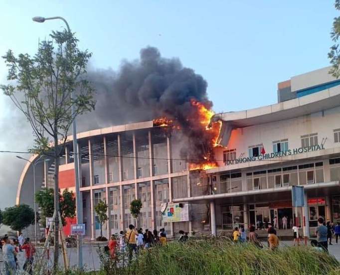 Cháy Bệnh viện Nhi Hải Dương, hàng trăm người ôm con hốt hoảng sơ tán 1