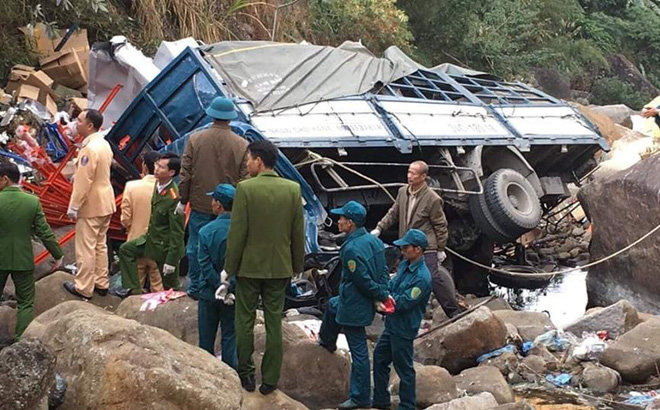 Tai nạn giao thông ngày 10/1: Xe tải rơi xuống cầu Chu Va, 3 người tử vong thương tâm 1