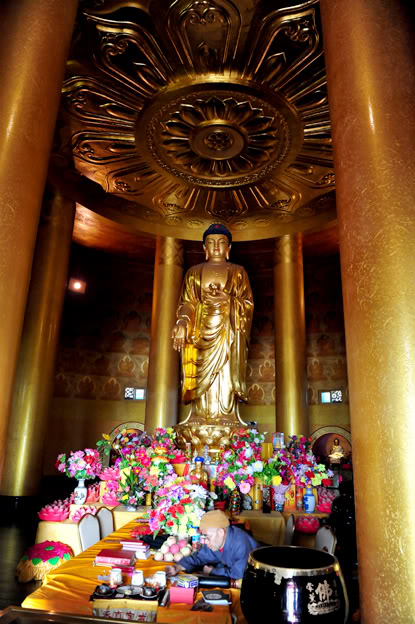 Chiêm ngưỡng tượng Phật nặng 600 tấn, dát 20kg vàng trên đỉnh núi Nga Mi 7