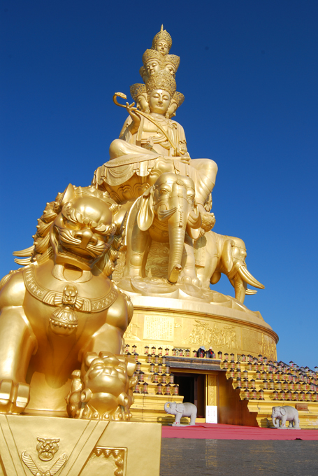 Chiêm ngưỡng tượng Phật nặng 600 tấn, dát 20kg vàng trên đỉnh núi Nga Mi 2