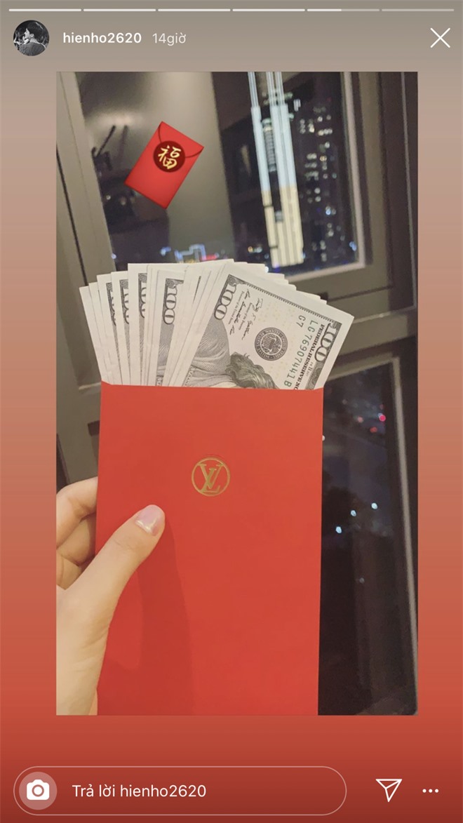 Sau Minh Hằng, bạn gái PMQ, đến lượt Hiền Hồ khoe được mừng tuổi xấp tiền 100 USD 1