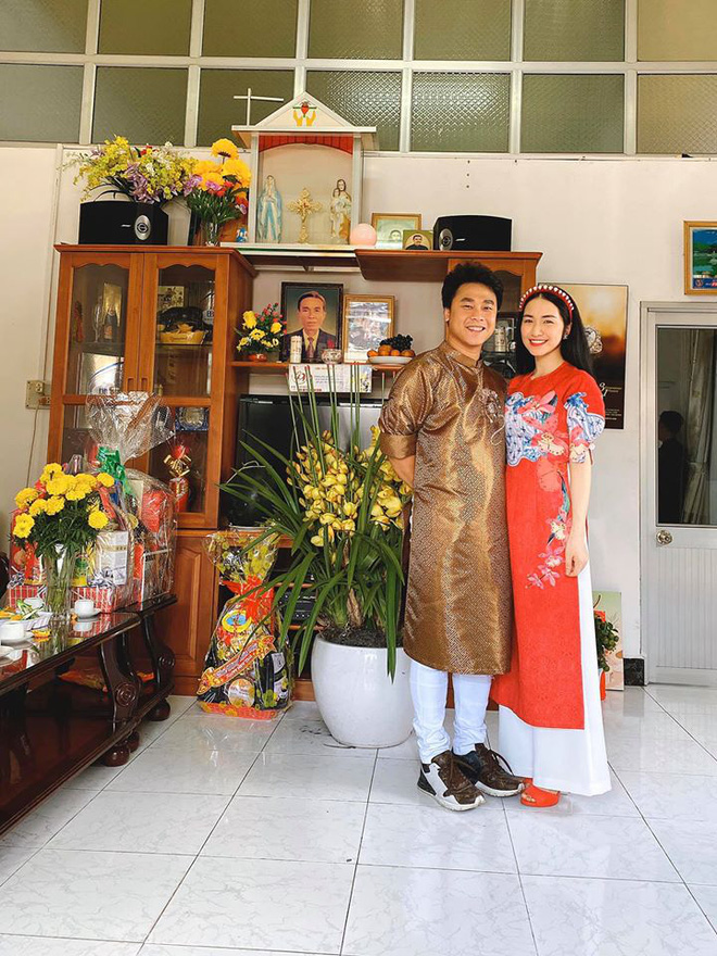 Sau tin đồn ở ẩn sinh con, Hòa Minzy tặng biệt thự 'khủng' cho bố mẹ 3