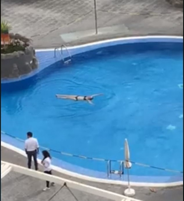 Đang thư giãn tại hồ bơi, nữ du khách bị cảnh sát bắt đi cách ly 1