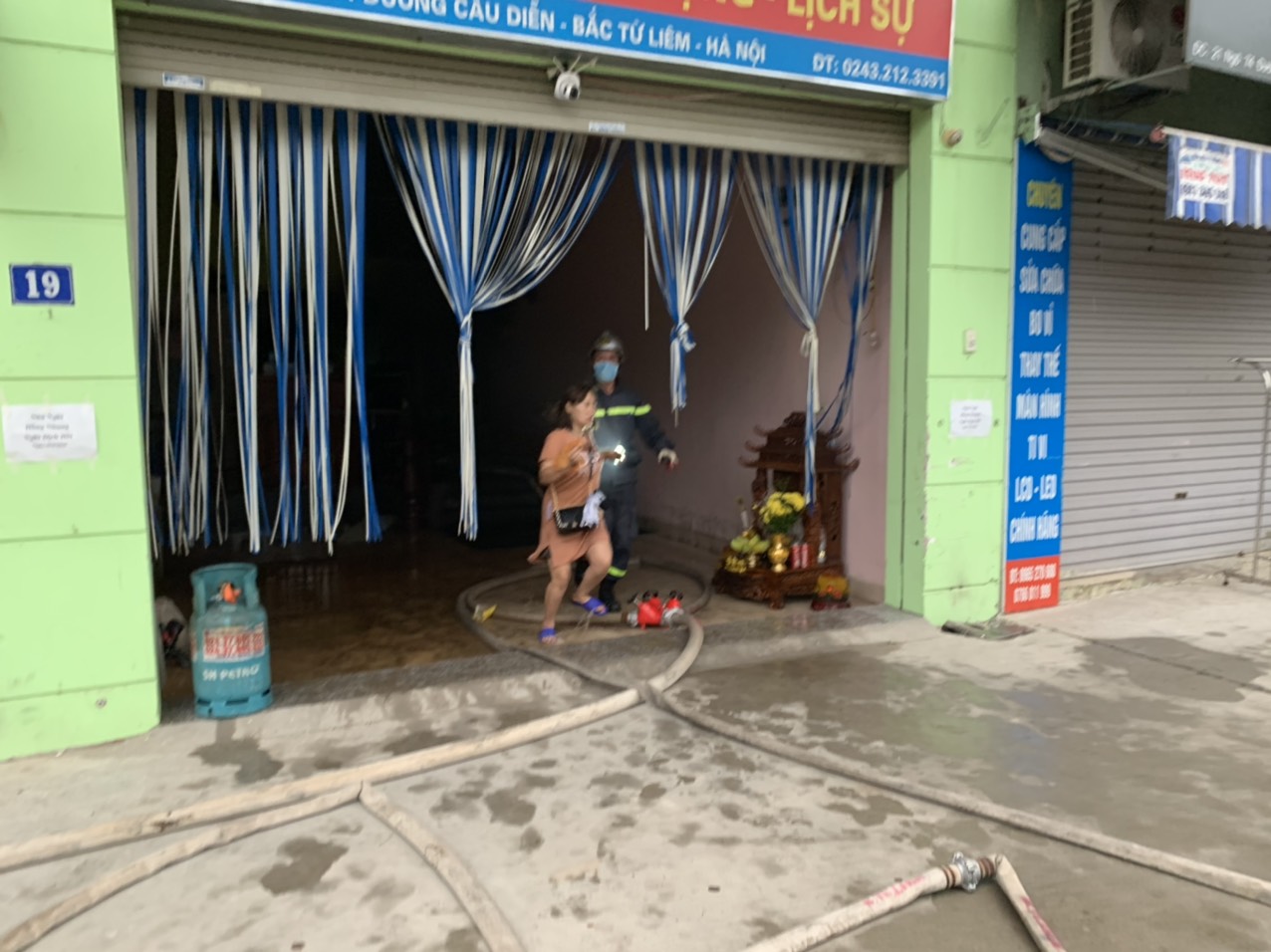 Cháy nhà nghỉ ở Hà Nội lúc rạng sáng, 14 người được giải cứu 3
