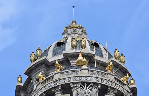 Ý nghĩa phong thuỷ của 6 con gà vàng trên đỉnh lâu đài của đại gia sắt vụn  3