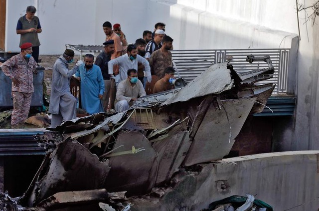 Khoảnh khắc máy bay Pakistan mất độ cao rồi sau đó lao vào khu dân cư 3