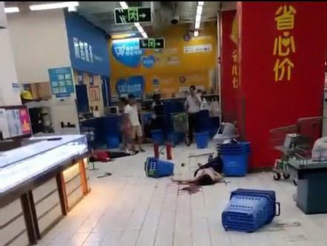 TQ: Tấn công bằng dao trong siêu thị, ít nhất 10 người thương vong 2
