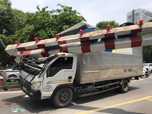 Xe tải đâm sập rào chắn độ cao cầu vượt Thái Hà, giao thông giữa trưa nắng ùn tắc 3