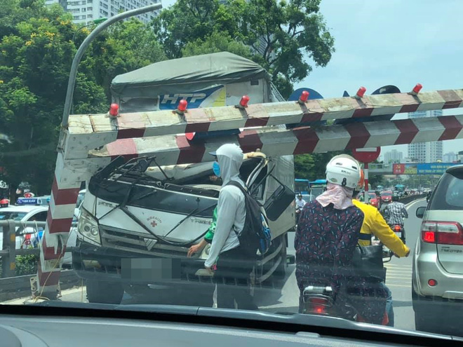 Xe tải đâm sập rào chắn độ cao cầu vượt Thái Hà, giao thông giữa trưa nắng ùn tắc 1