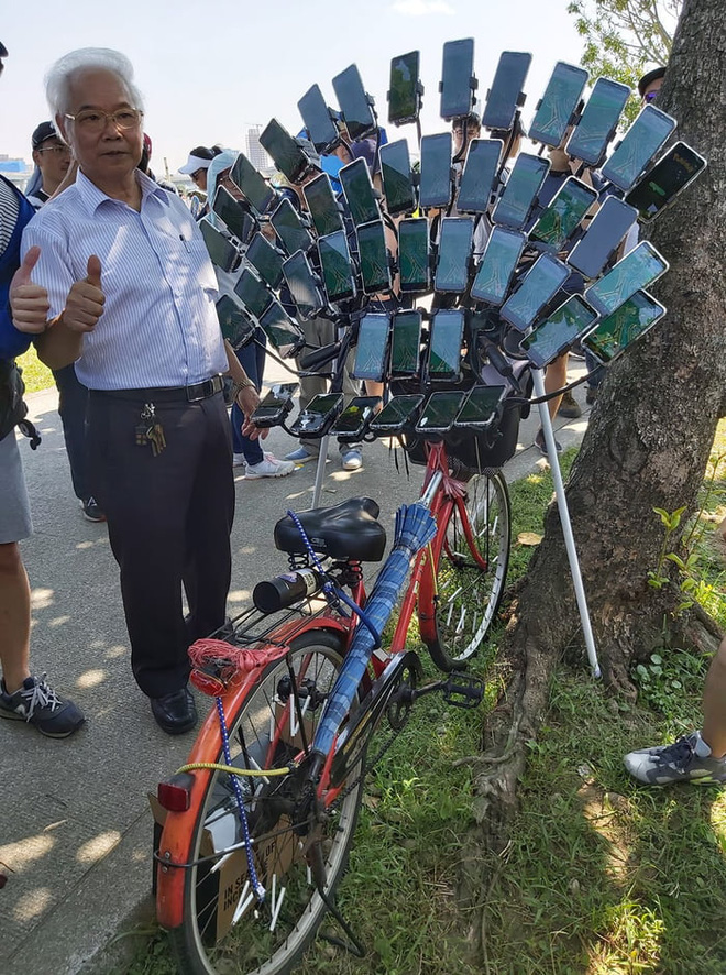 Cụ ông dùng 64 smartphone gắn lên xe đạp để chơi Pokemon Go 2